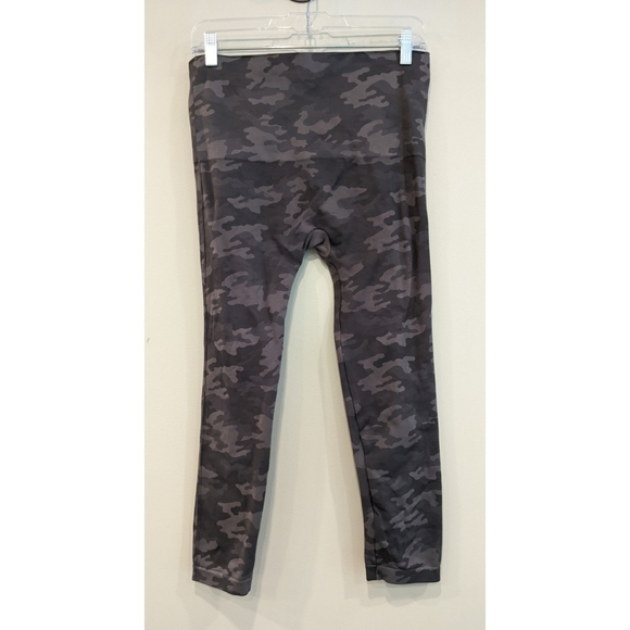 Spanx Look At Me Now Seamless Crop Leggings in Camo 1X - Picture 2 of 5